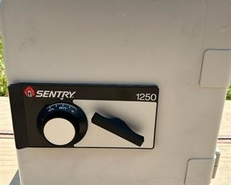 SENTRY 1250 Combination Safe
