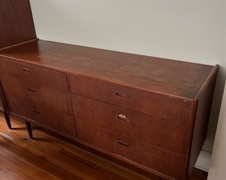Mid Century Modern Bedroom Set in beautiful condition. Has matching dresser, side tables and bed frame. 