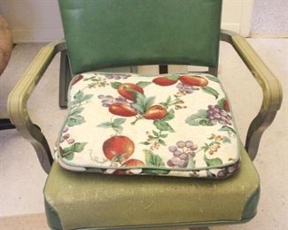 76 - Office Chair 22" x 18" x 32"
