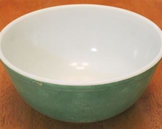 129 - Pyrex Mixing Bowl 9" round
