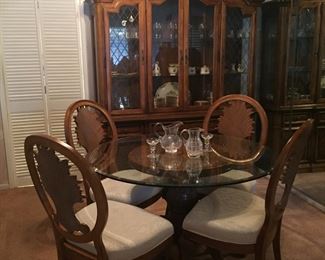Gorgeous dining table and chairs.