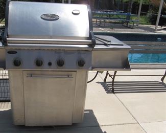 Grill, park bench, dog crates