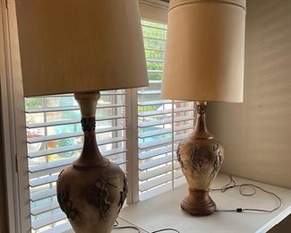 Very large vintage lamps!! So cool!