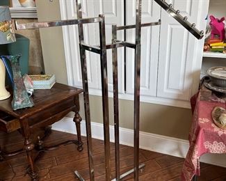 Four-way clothing fixture with straight and cascading side arms. I’ll forearms are adjustable. And can be also removed and add it as needed.