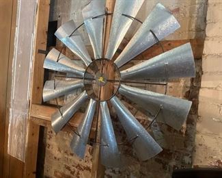 METAL FAN DECOR