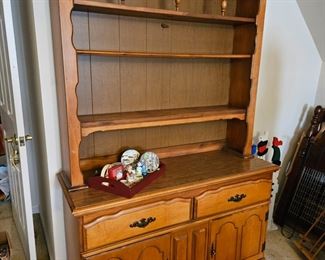 EARLY AMERICAN HUTCH/BUFFET