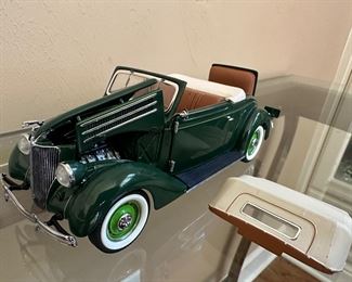#24 Franklin Mint
1936 Ford Convertible with top
$25