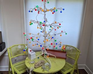 Lights up and blinks