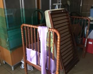 Vintage crib, good for doll display