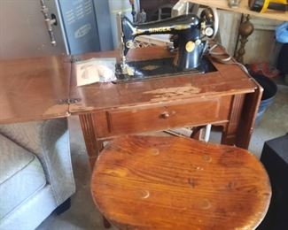 VINTAGE SEWING MACHINE