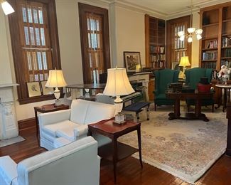 TASTEFUL LIVING ROOM