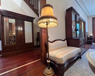 BEAUTIFUL ANTIQUE FLOOR LAMP