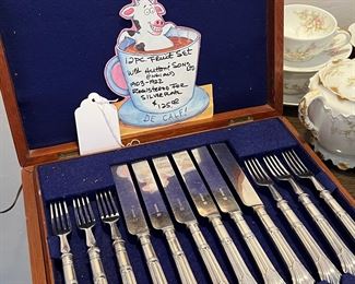 BEAUTIFUL ANTIQUE FISH SET IN FITTED BOX