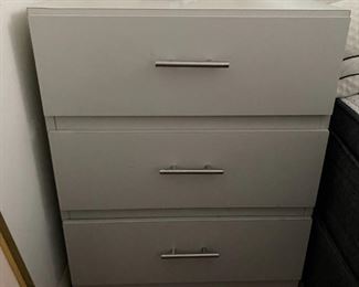 2 nightstands, lamps