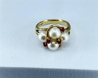 A 14K yellow gold ring with white pearls and ruby stones. 5.7 gr.     $270.-