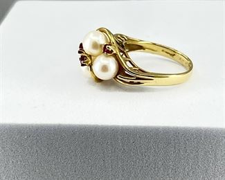 A 14K yellow gold ring with white pearls and ruby stones. 5.7 gr.     $270.-