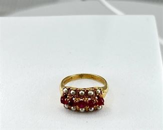 14K yellow gold ring with small pearls and red stones in the Middle. 3.90 gr. $180.-