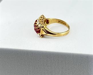 14K yellow gold ring with small pearls and red stones in the Middle. 3.90 gr. $180.-