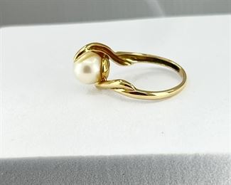 14K yellow gold Ring with Pearl. 3.30 gr. $155.-
