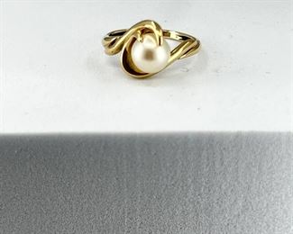 14K yellow gold Ring with Pearl. 3.30 gr. $155.-