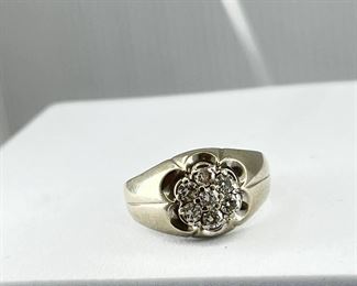 14K white gold ring with Flower shape Diamond. 4.40gr. $200.-