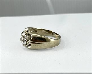 14K white gold ring with Flower shape Diamond. 4.40gr. $200.-