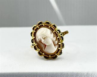 14K yellow gold Ring with a Woman's face stone. 4.60 gr. $210.-