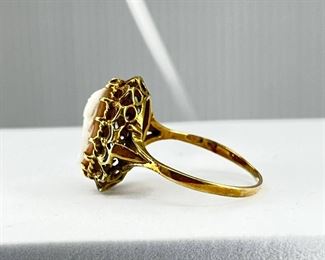 14K yellow gold Ring with a Woman's face stone. 4.60 gr. $210.-