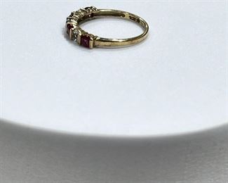 10K yellow gold ring with Pink stones & Diamonds. 2.5 gr. $90.-