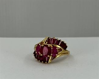 10K yellow gold Ring with Light Rubies. 4.50 gr. $160.-