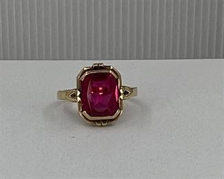10K yellow gold Ring with a Rectangular Red Pinkish Glass. 3.90 gr $140.-
