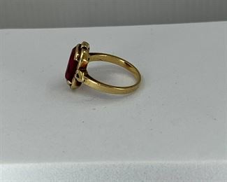 10K yellow gold Ring with a Rectangular Red Pinkish Glass. 3.90 gr $140.-