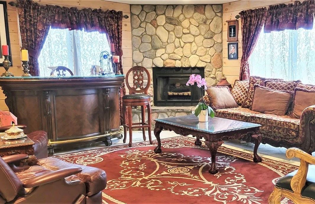 LOTS OF HOME DECOR & FURNISHINGS AT THIS LOVELY HEWLETT HOME