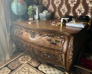 VINTAGE CHEST OF DRAWERS