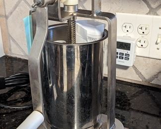 Grizzly Sausage Maker - hand crank