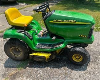 John Deere LT133 Riding Lawn Mower 