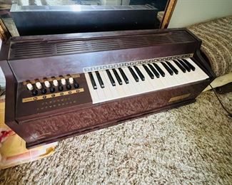 Magnus Electric Chord Organ - excellent working condition 