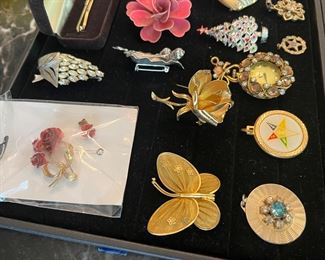 Brooches & Pins 