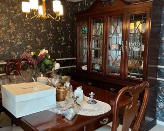 Thomasville Gorgeous Dining Room
6 chairs, 2 leaf extensions, pads and hutch! 