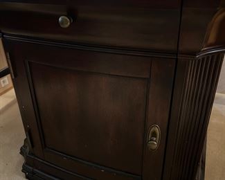 Thomasville End Table.  There are 2 