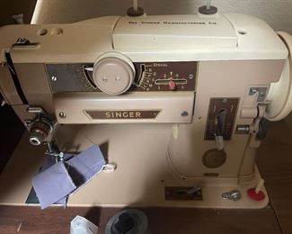 SINGER 401A MACHINE AND TABLE 