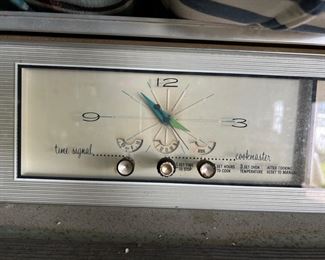 1960s Frigidaire Flair Custom Imperial Electric Range & Oven. $250