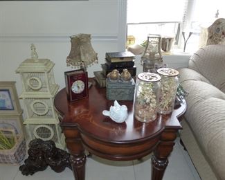 Ethan Allen side table & bricabrac