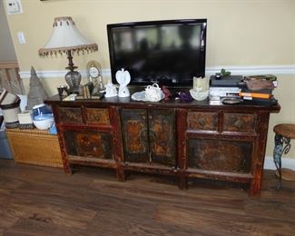 Rustic sideboard, TV, bricabrac