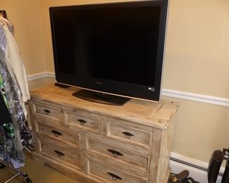 Dresser & TV