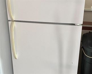 Nice working Electrolux Frigidaire Refrigerator freezer, great for apartment or garage. 