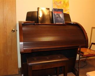 Lowrey Organ with Manuals and Instructions to play