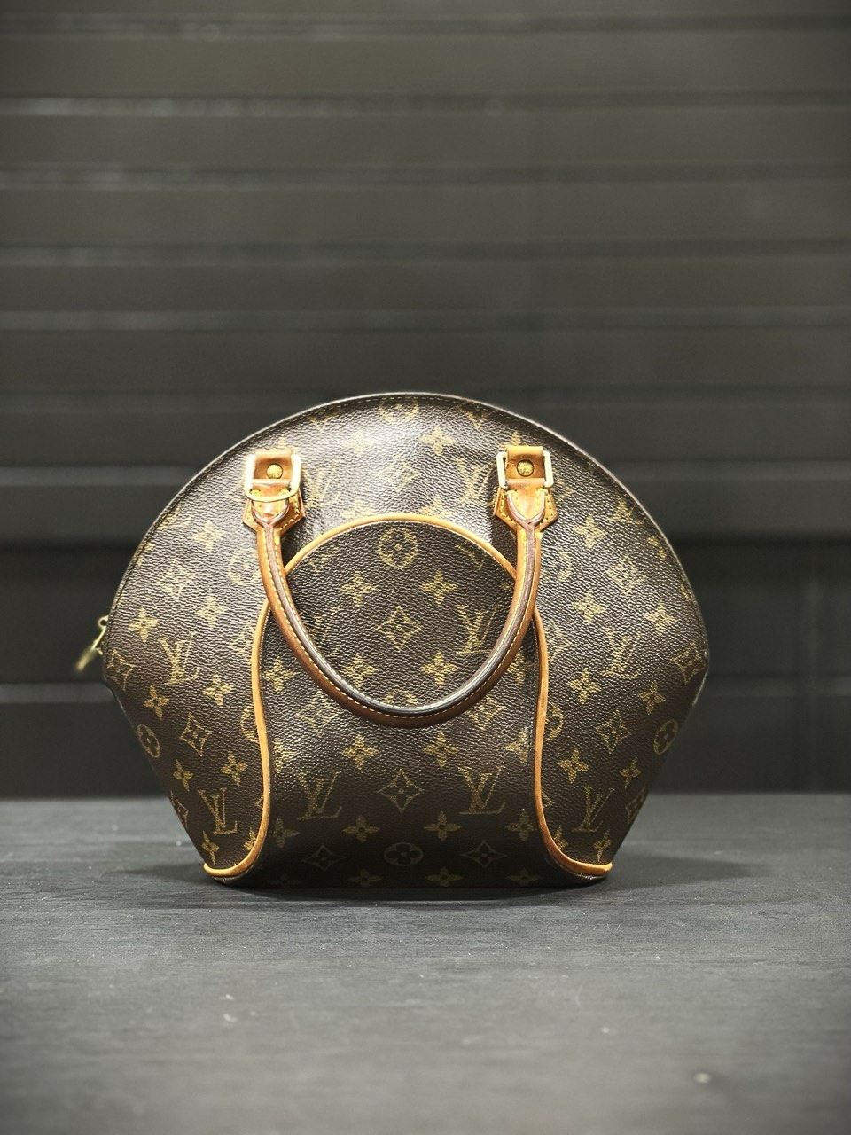 High end Bags, shoes & decorative items starts on 6/9/2023