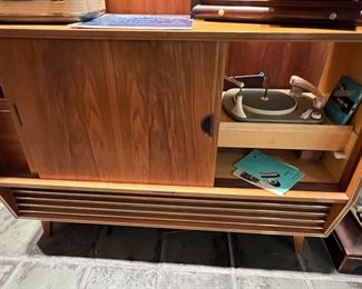 VINTAGE STEREO/TURNTABLE