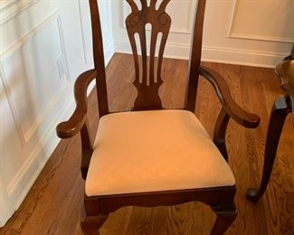 #1	Dunlamor Inc dining table w/8 chairs (2 captains Chairs)  62-92x41x29	 $375.00 			
